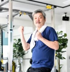 voice3 キングジムでは、東京マラソンをはじめ、横浜マラソン、ハーフマラソンをイベントとしてスタッフと一緒に楽しめるのがすごく素敵です。同じジムに通う人たちと懇親会もあり楽しめています。 (60代男性)